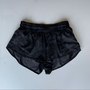 Lululemon Hotty Hot Short 2.5” Black Camo
